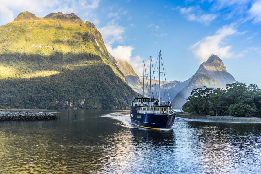 Milford Sound Cruise in Fiordland Image