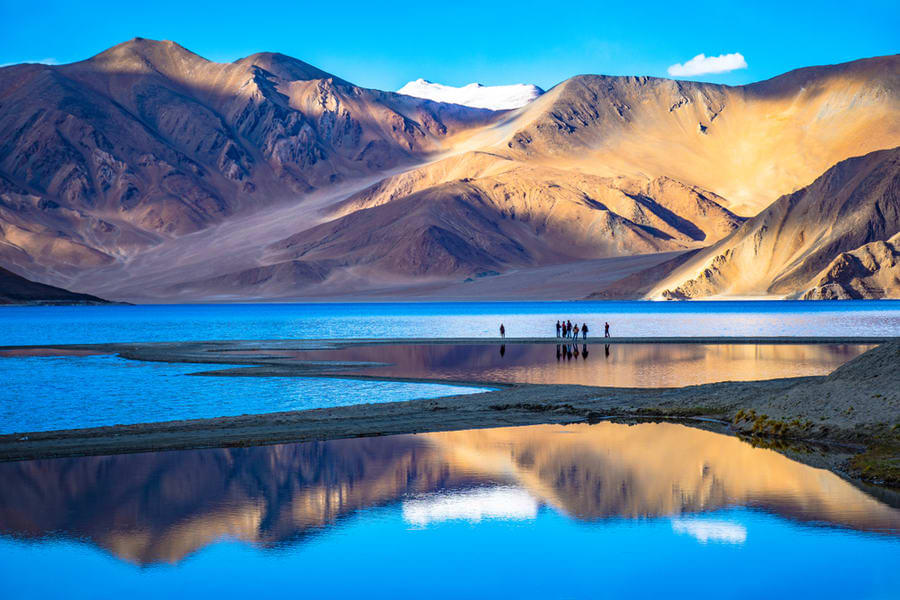 Enjoy the breathtaking vistas of the Pangong lake in the Ladakh 