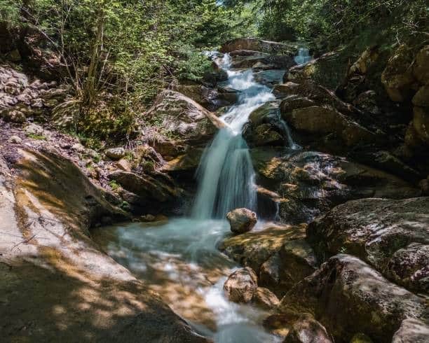 Feel the shower of the Falls