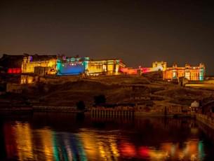 Get amazed by the beauty of the Amer Fort during the light and sound show.