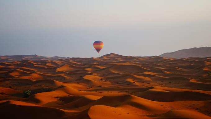 Hot air balloon over Dubai's Sanddunes