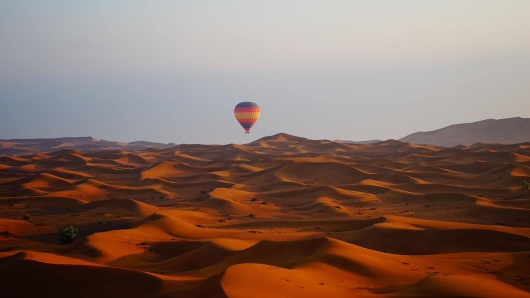 Hot air balloon over Dubai's Sanddunes