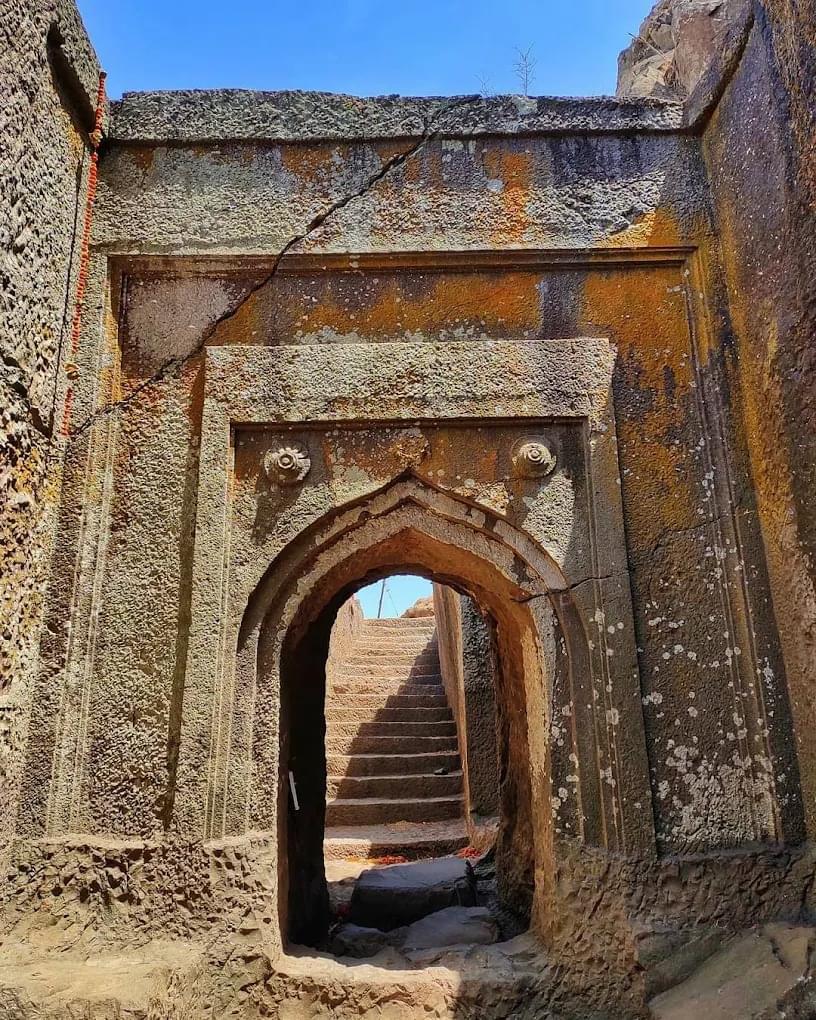 Explore the Mukhya Darwaja