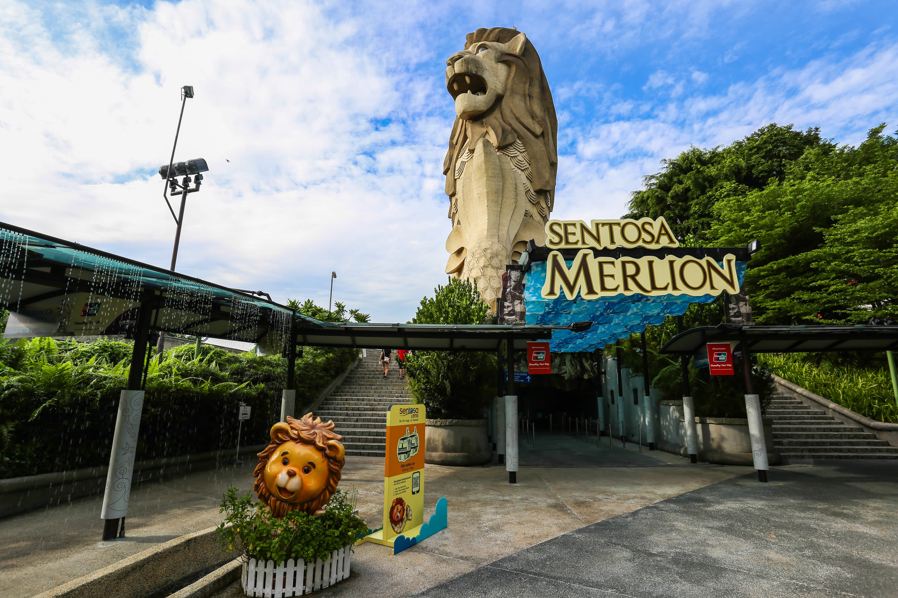 Merlion statue is a must-see landmark on any Singapore tour.
