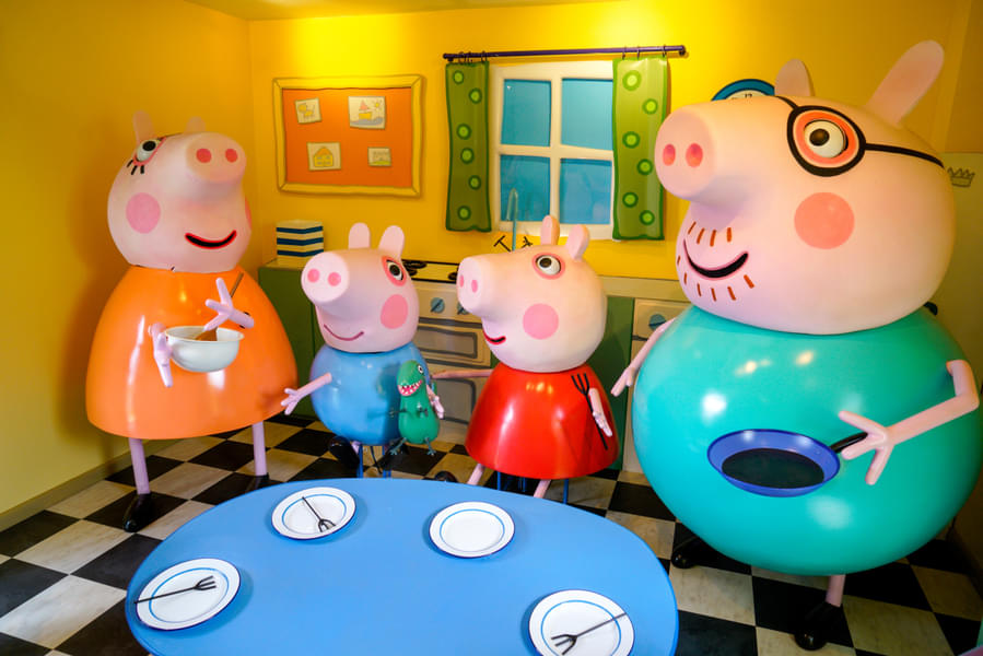 Have a nice meal with the Peppa family
