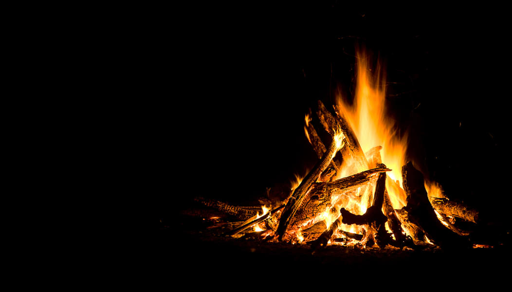 Get indulged in the bonfire and music at the campsite 