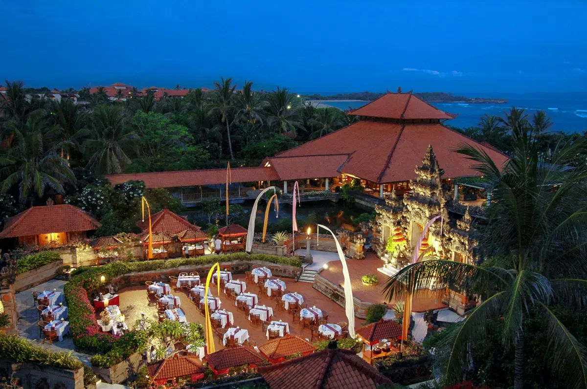 Beachfront Dining: