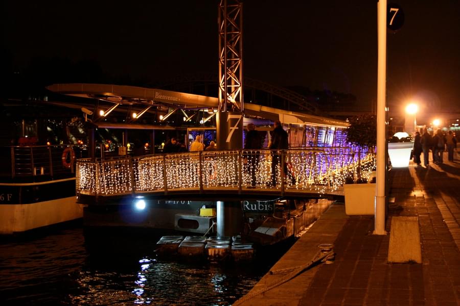 Bateaux Parisiens: Dinner Cruise with Optional Champagne Tickets