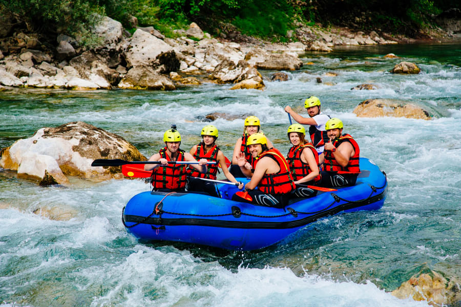 Enjoy the excitement with your friends in River Rafting 