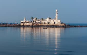 Capture the beauty of Haji Ali Dargah, set against the Arabian Sea