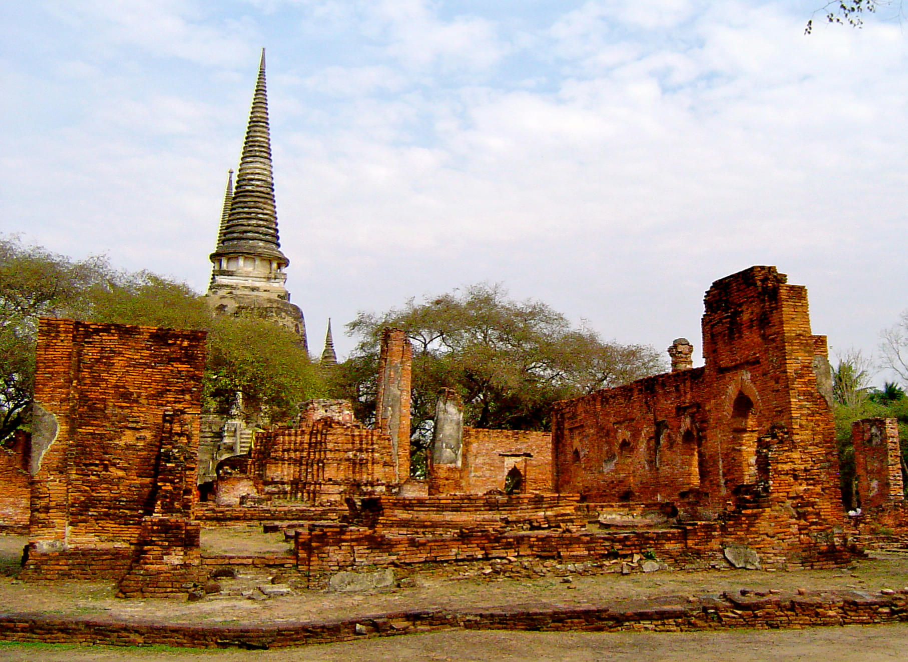 Chedi Phra Sri Suriyothai Overview