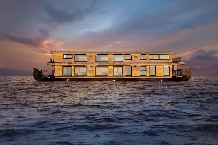 Luxury Houseboat in Alleppey Image