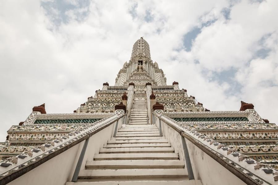 The tour takes you to the architectural masterpeice, the Wat Arun temple.