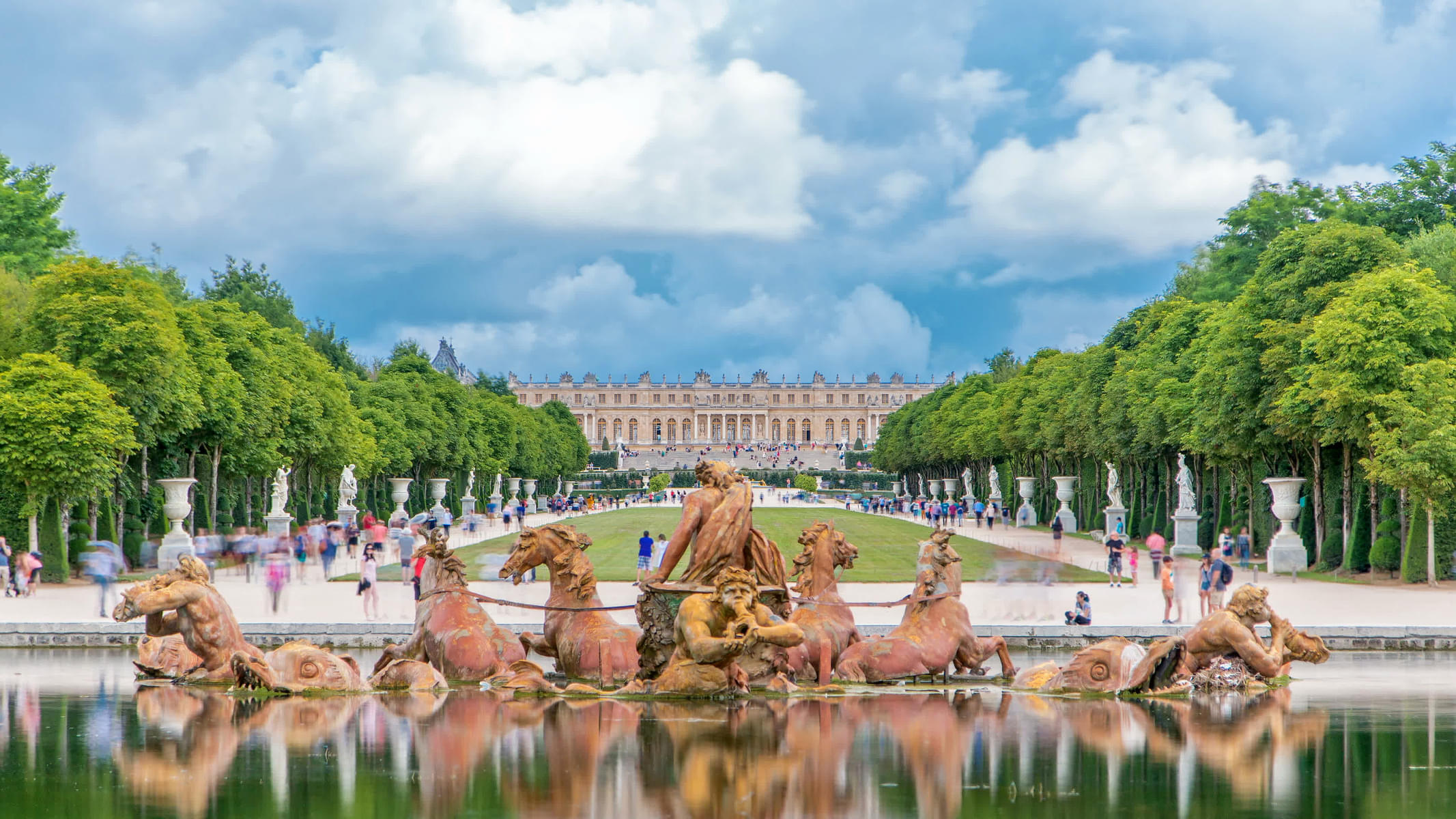 Learn more about the history of the palace with the help of the guide