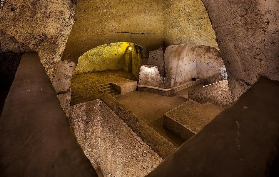 Take a guided tour to the underground Naples and discover archeological relics
