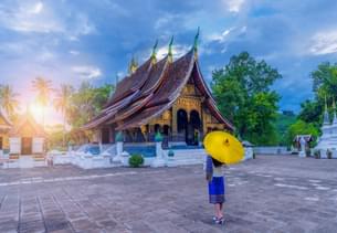  Admire the stunning architecture of Wat Xieng Thong in Luang Prabang