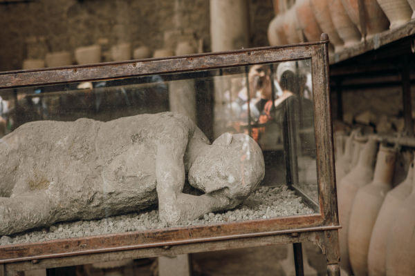 Petrified body pompeii garden