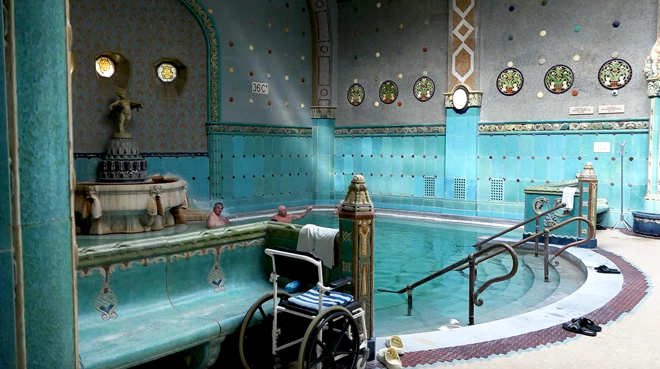 Marvel at the turquoise architecture of the bath 