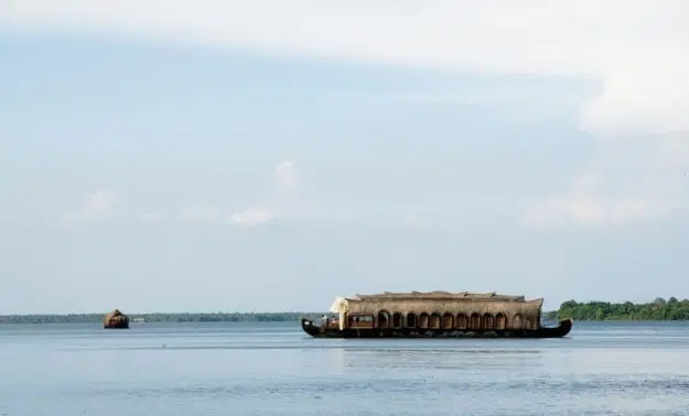 Include the island in your backwater cruise