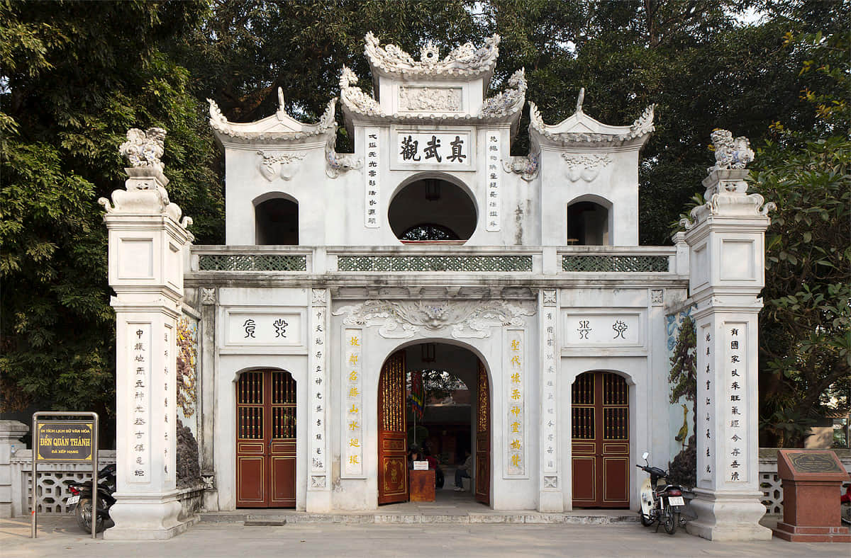 Head to Quan Thanh Temple