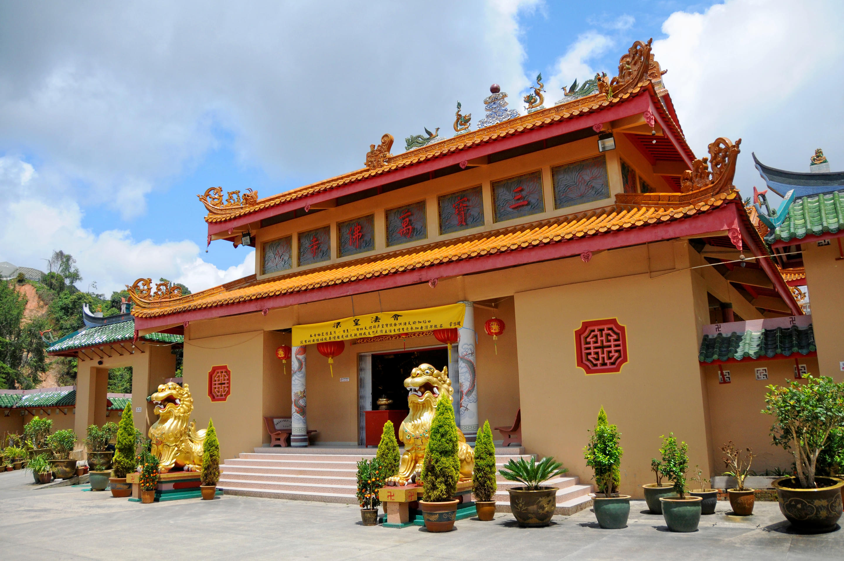 Sam Poh Temple Overview