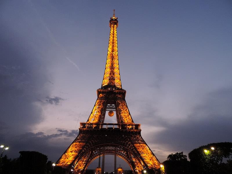 Eiffel Tower Christmas Light Show