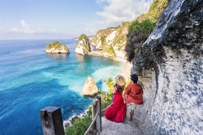 Soak-in the amazing beauty of Nusa Penida West Coast with your partner