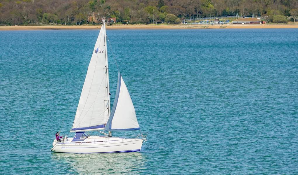 Sailing in Mumbai Image