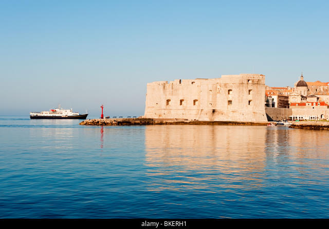 Stroll along Breakwater Porporela