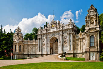 Stroll in the beautiful garden of Dolmabahce Palace