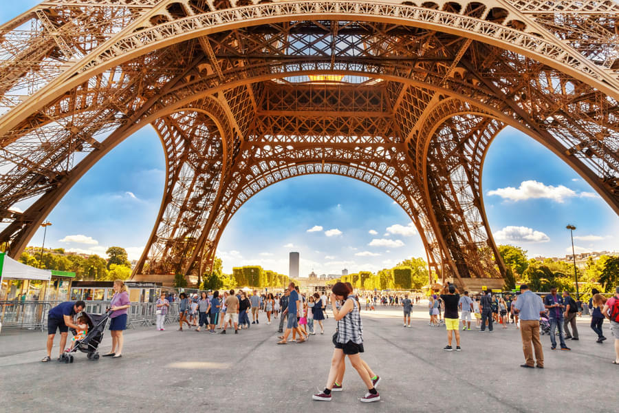 Click some memorable pictures at the magnificent Eiffel Tower