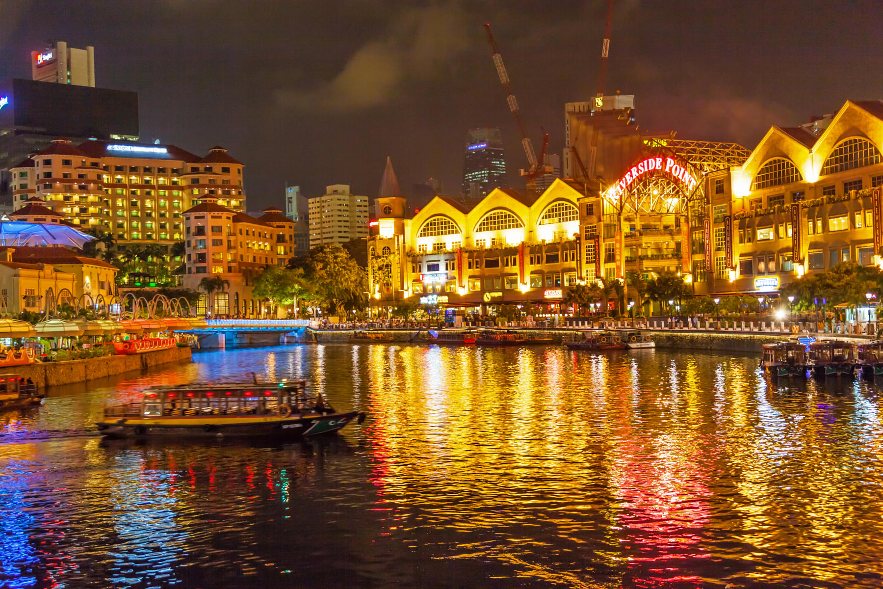Singapore River Cruise with Seafood Restaurant Dinner and Chinatown Murals Tour