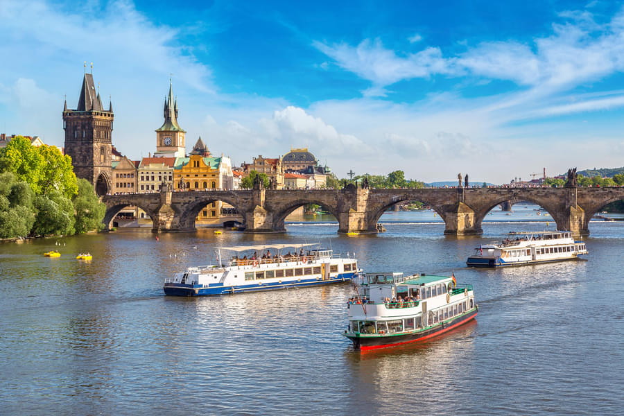 Take a cruising tour in Prague