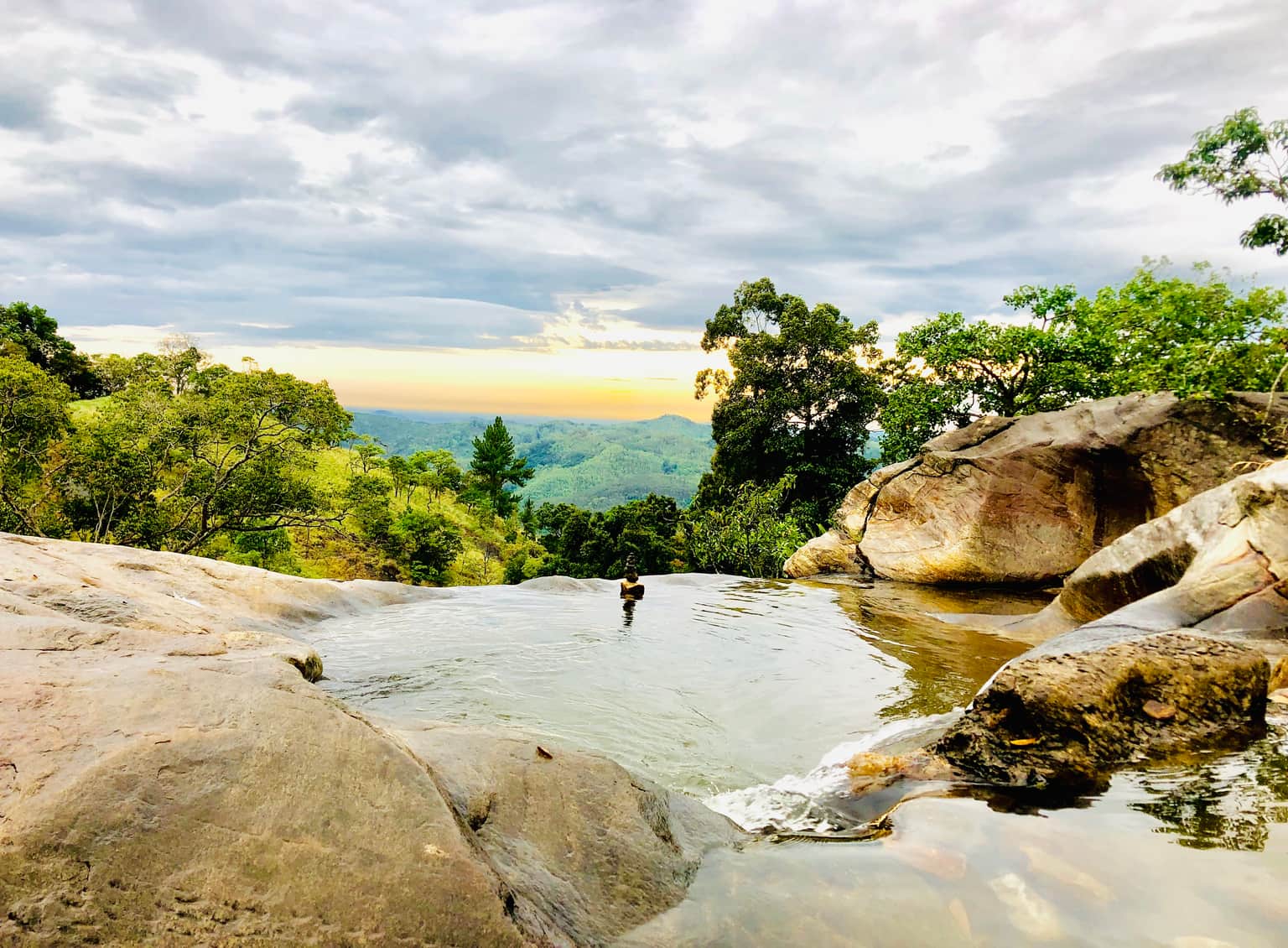 Diyaluma Waterfall Hike