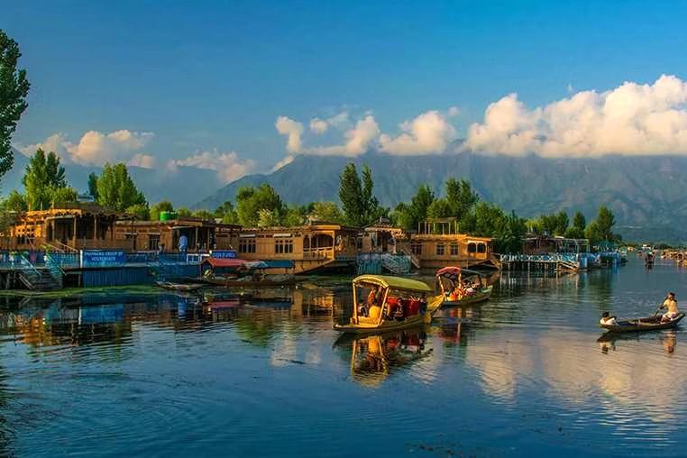 Offbeat Houseboat Stay In Srinagar Image