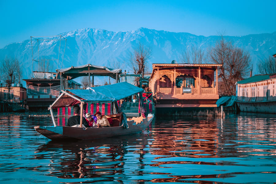 Family Getaway to Kashmir | FREE Dal Lake Ride Image
