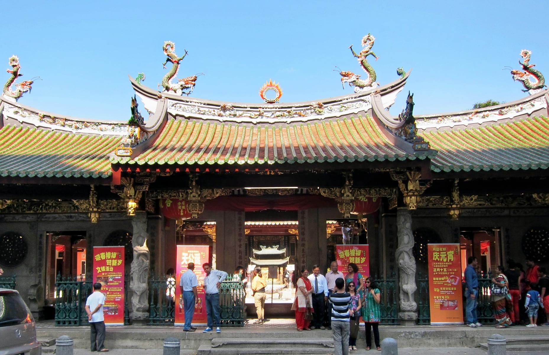 Admire the magnificent Thian Hock Keng Temple in Chinatown