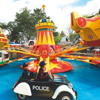 Spinning Top Ride at Jardin D'acclimatation