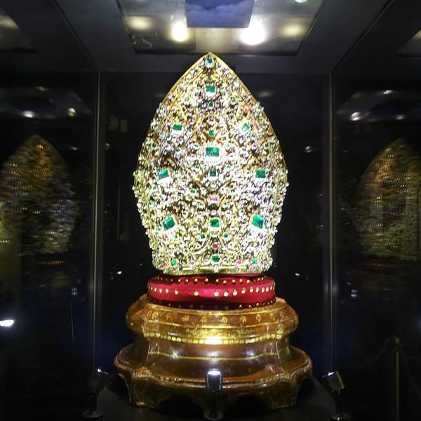 Explore one of the largest jewellery emeralds in the world