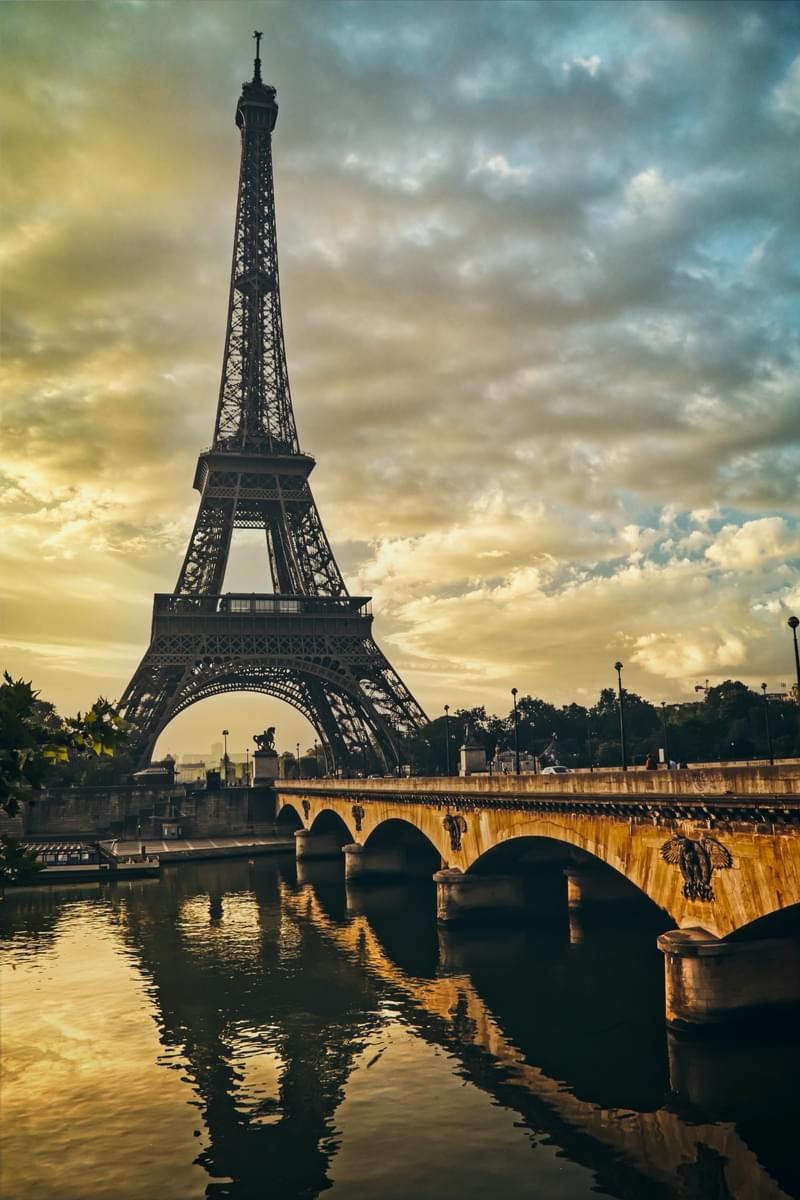 Walk on the Famous Bridges of the Seine