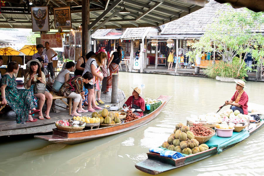 Interact with the boat vendors