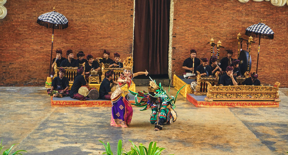 See Joged Bumbung Show and get to know about Thai culture
