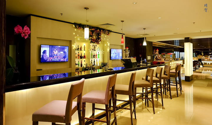 Changi Airport Raffles Bar