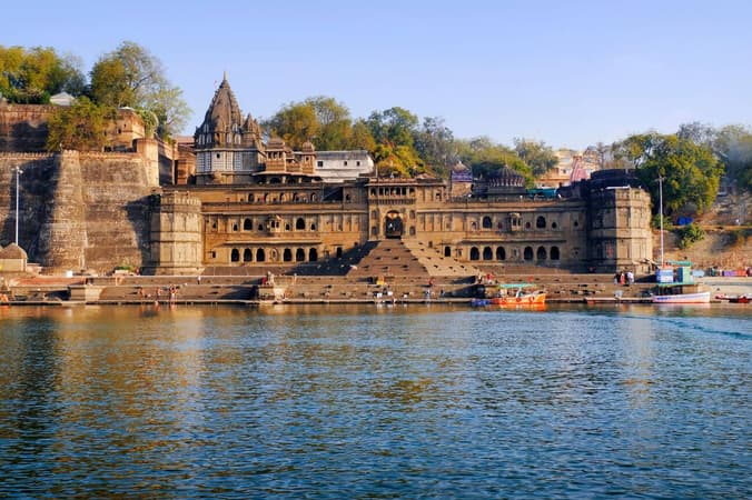 Visit Maheshwar Fort on a 10-hor tour to Maheshwar along with other attractions