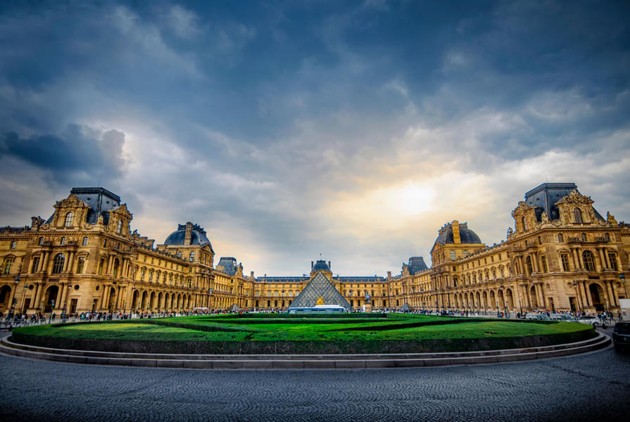 Enjoy the panoramic view of the Musee du Louvre