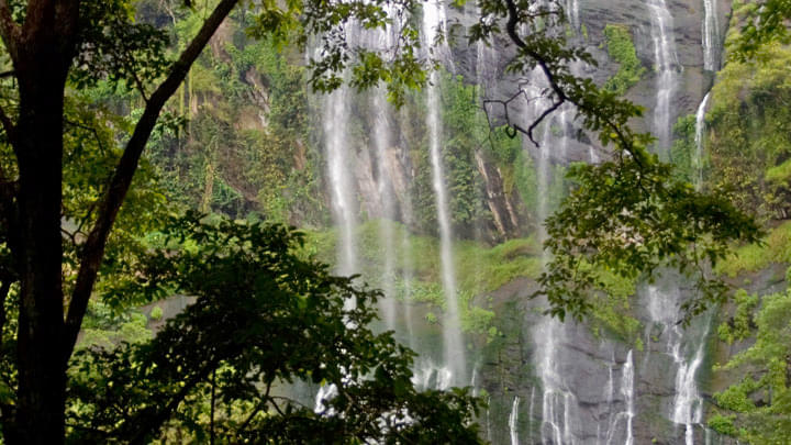 Keezharkuthu Falls Overview