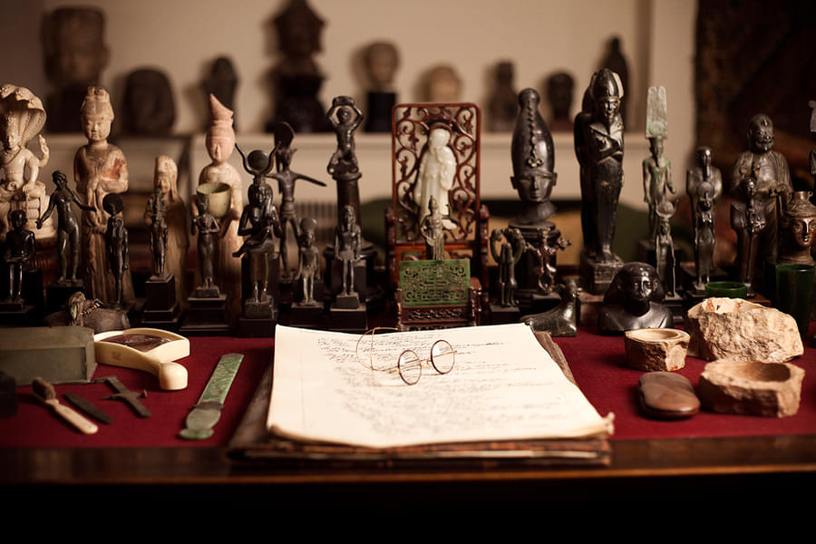 See the antiquities placed on the Freud's desk