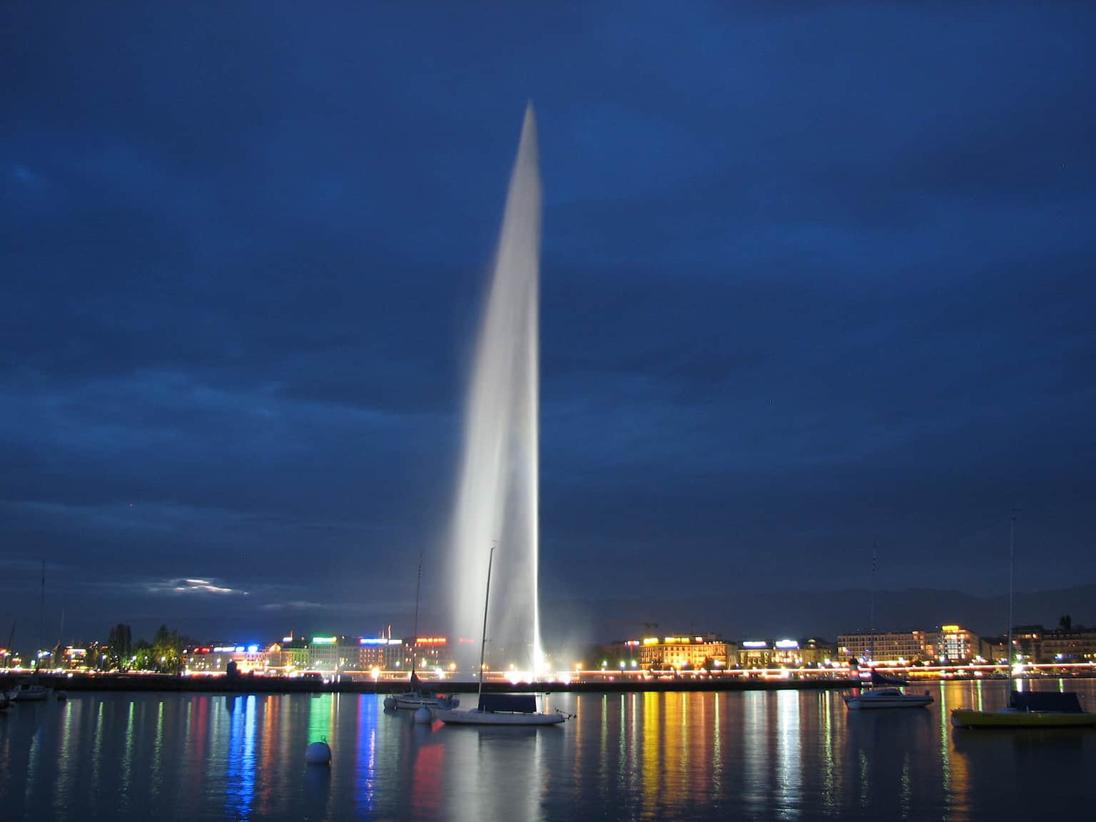 Watch the Beautiful Lighting at Jet d'Eau
