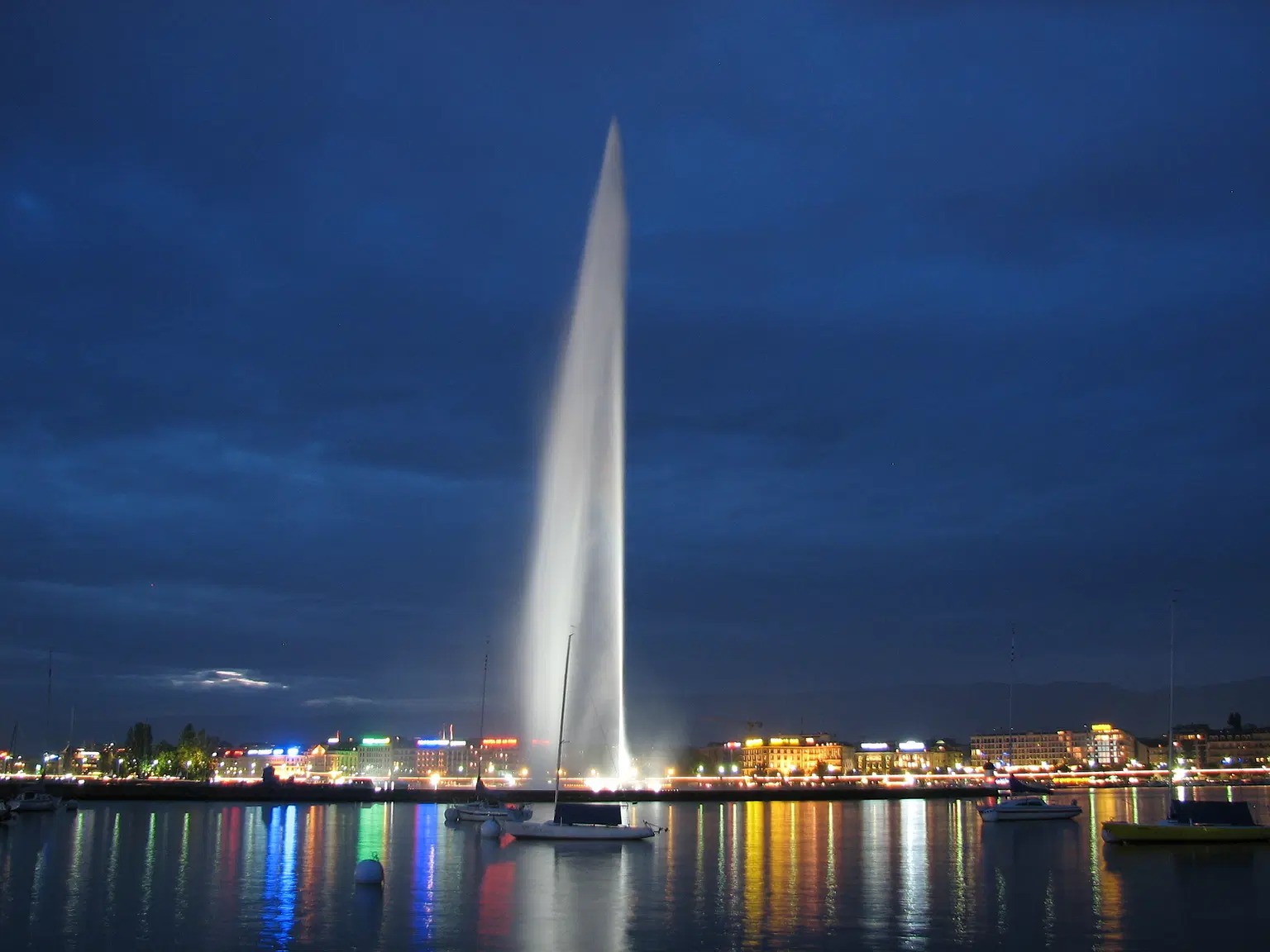 Watch the Beautiful Lighting at Jet d'Eau