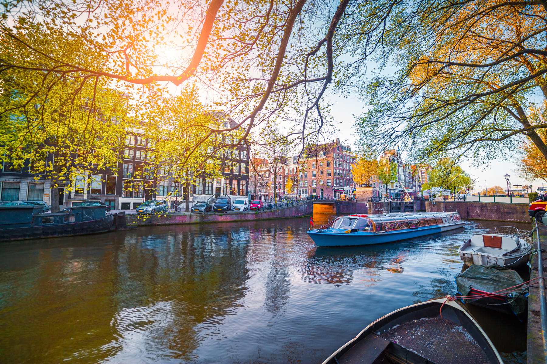 Have an enthralling Canal Cruise Experience in Amsterdam